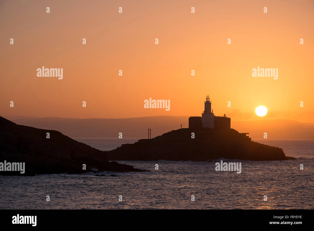 Swansea, Wales, Regno Unito. 25 marzo, 2016. Mumbles Lighthouse Swansea Regno Unito Meteo sunrise su un bel giorno 25 marzo 2016 Credit: Robert Convery/Alamy Live News Foto Stock