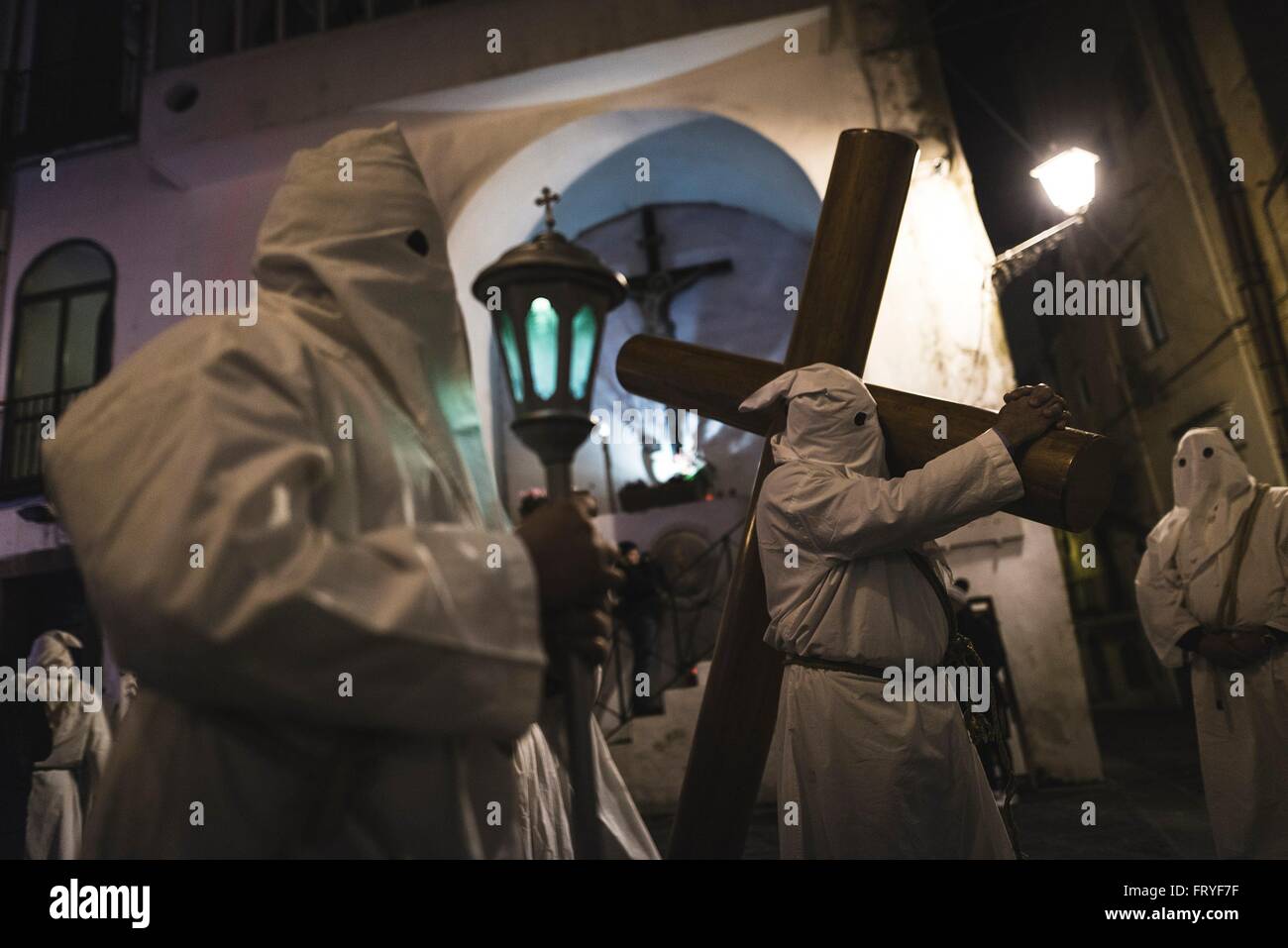 Minori, Italia. 24 Mar, 2016. Nel pomeriggio del giovedì santo, durante la Settimana Santa, in minori (un antico villaggio della Costiera Amalfitana) si tiene la processione penitenziale del 'battenti' con decine di penitenti incappucciati e secolari canzoni. Queste canzoni sono riconosciuti e protetti dal MIBAC (Ministero del patrimonio e della cultura). Centinaia di processioni di Pasqua hanno luogo in Italia meridionale durante la Settimana Santa, attirando migliaia di visitatori. © Michele Amoruso/Pacific Press/Alamy Live News Foto Stock