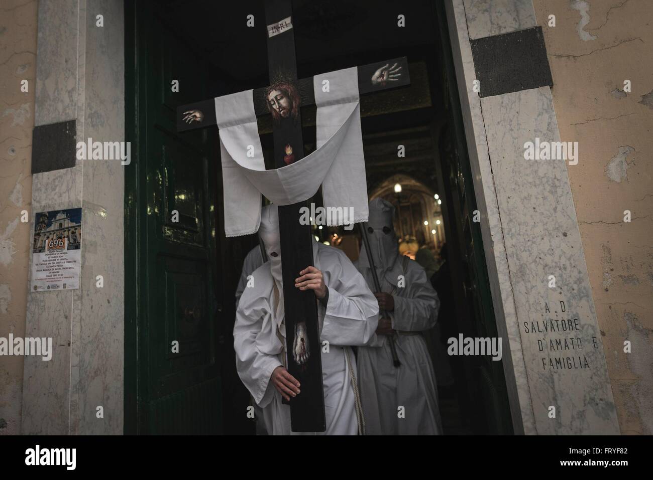 Minori, Italia. 24 Mar, 2016. Nel pomeriggio del giovedì santo, durante la Settimana Santa, in minori (un antico villaggio della Costiera Amalfitana) si tiene la processione penitenziale del 'battenti' con decine di penitenti incappucciati e secolari canzoni. Queste canzoni sono riconosciuti e protetti dal MIBAC (Ministero del patrimonio e della cultura). Centinaia di processioni di Pasqua hanno luogo in Italia meridionale durante la Settimana Santa, attirando migliaia di visitatori. © Michele Amoruso/Pacific Press/Alamy Live News Foto Stock