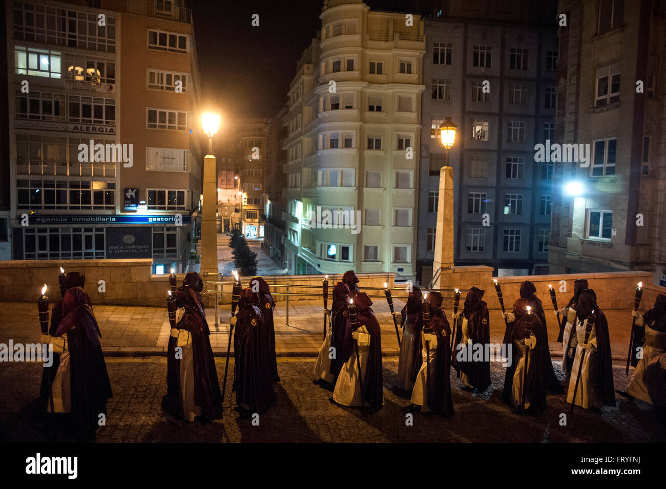 SANTANDER,Spagna. 24marzo, 2016 processione notturna del Santo Cristo della pace celebrata la notte del Giovedì Santo a Santander verso la cattedrale © JOAQUÍN GÓMEZ SASTRE/Alamy LiveNews Foto Stock
