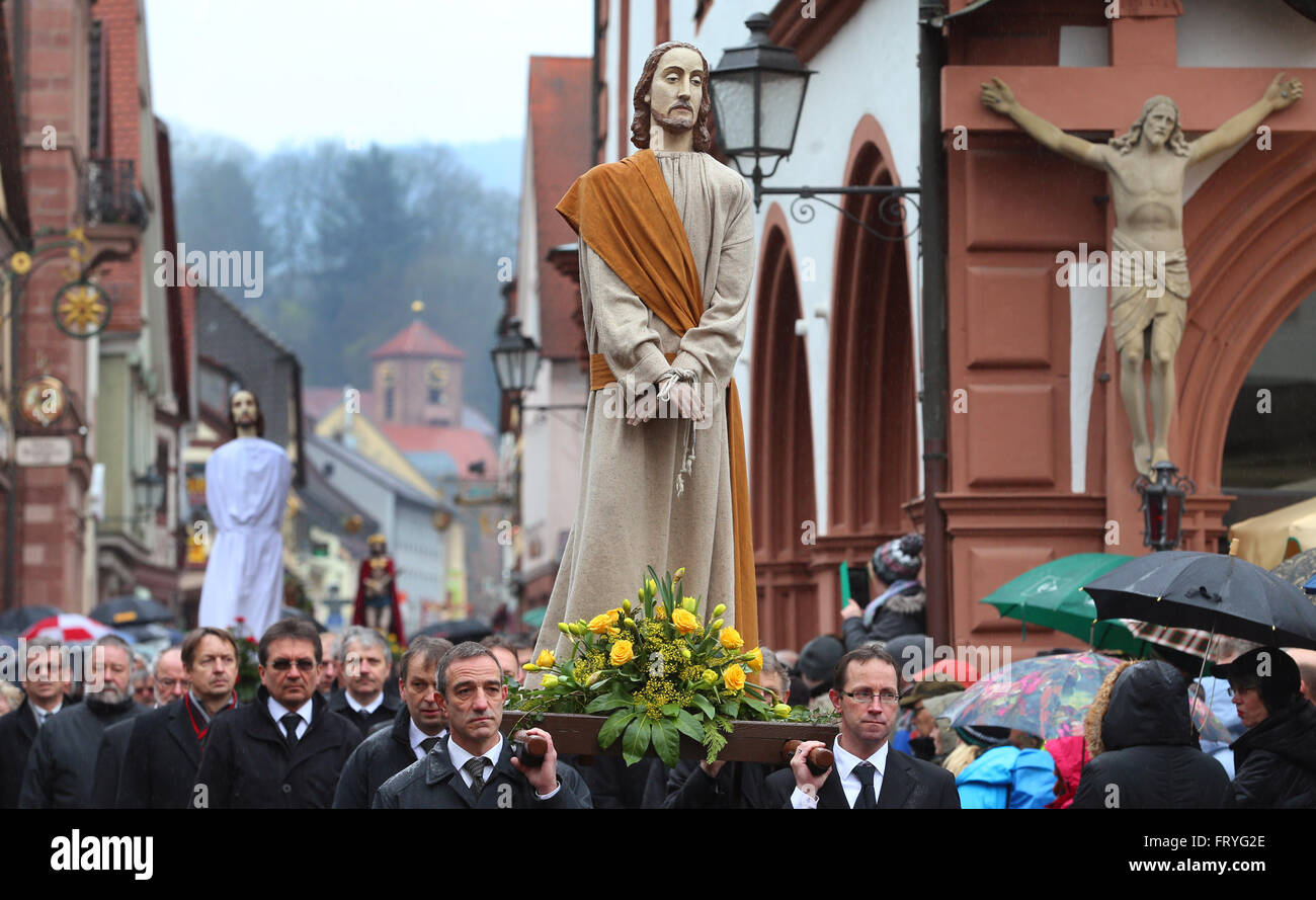 Lohr am Main, Germania, 25 marzo 2016. I membri delle varie Gilde ad una processione del Venerdì santo attraverso il centro della città di Lohr am Main, Germania, 25 marzo 2016. Tredici life-size figure che rappresentano la passione di Cristo sono trasportate attraverso la città nella tradizionale processione. Credito: dpa picture alliance/Alamy Live News Foto Stock