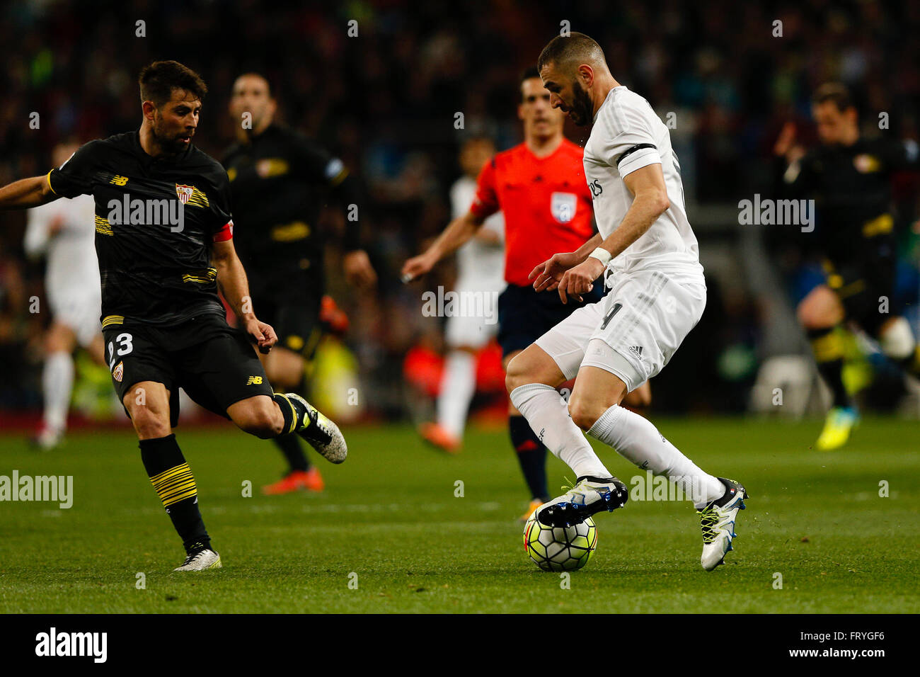 20.03.2016. Madrid, Spagna. Karim Benzema (9) Real Madrid e Beto (13) Sevilla. La Liga match tra il Real Madrid e Sevilla FC al Santiago Bernabeu Stadium in Madrid, Spagna, 20 marzo 2016 . Foto Stock