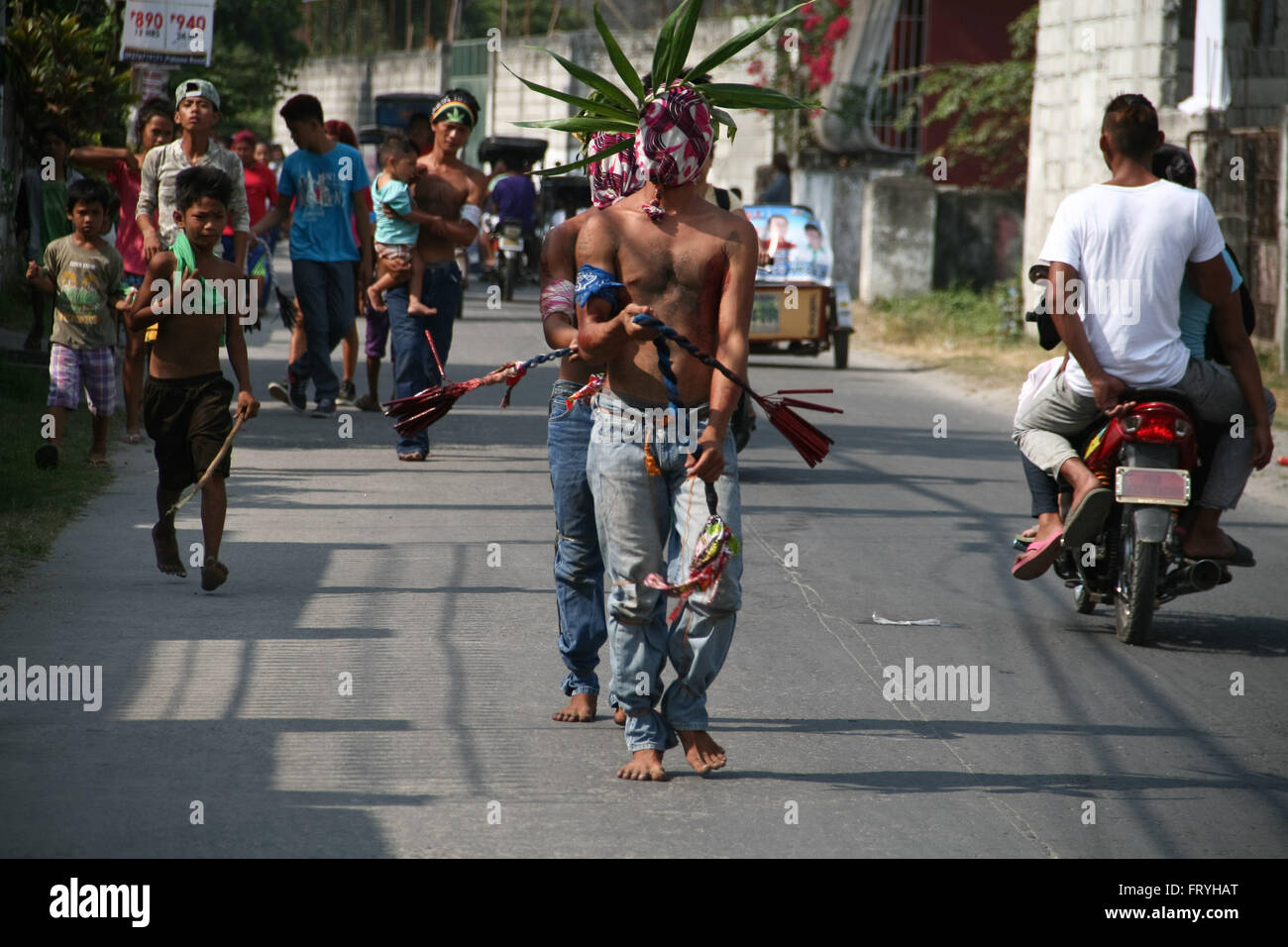 Filippine. 25 Mar, 2016. Un froup rlagellants di camminare lungo le strade di San Fernando in Pampanga. Utilizzare Flagellants bastoni di legno alla frusta se stessi come sacrificio il loro corpo per i loro voti. Credito: J Gerard Seguia/ZUMA filo/Alamy Live News Foto Stock