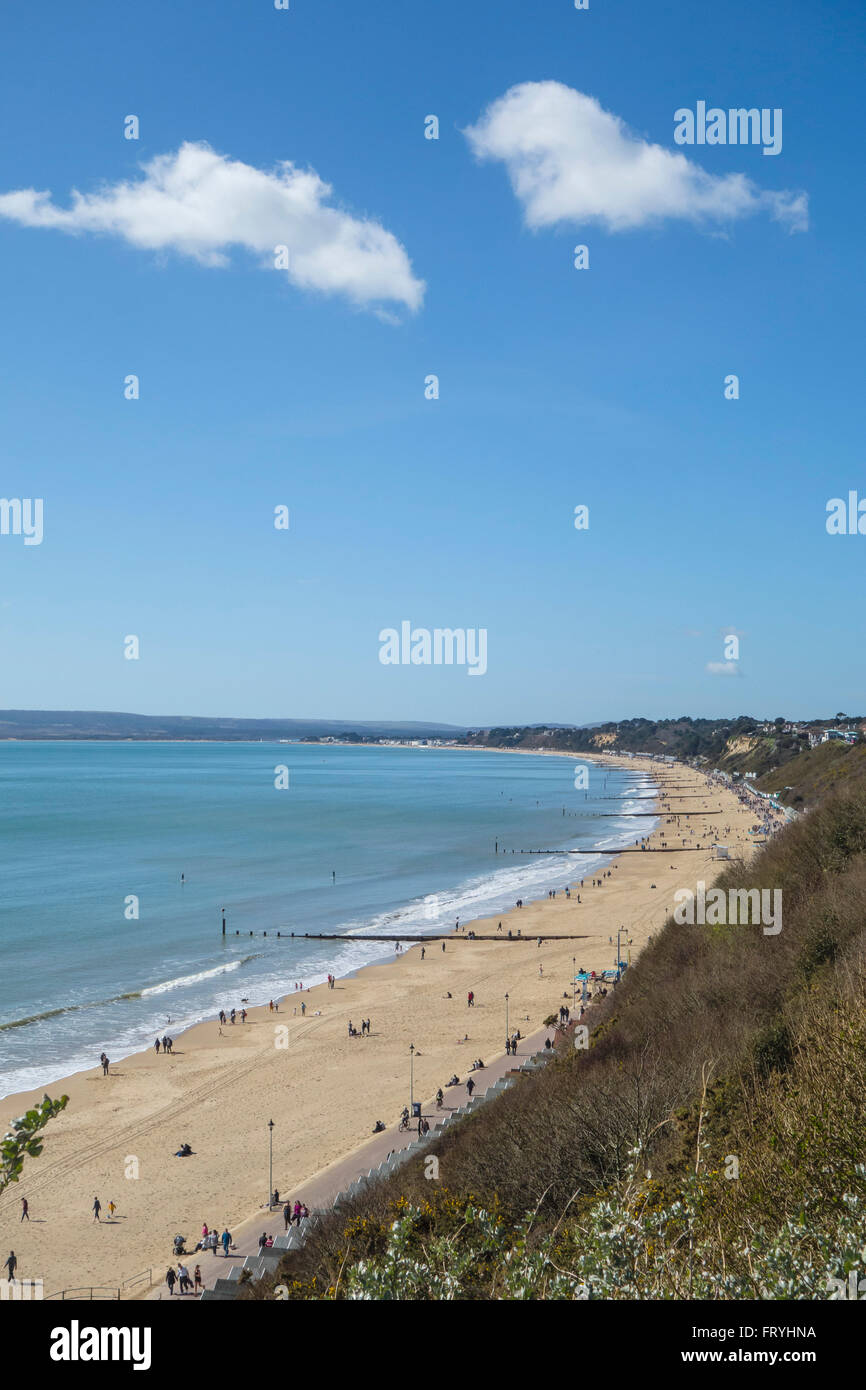 West Beach e Poole Bay con cui Canford Cliffs e barene in background, Bournemouth Dorset, England, Regno Unito Foto Stock