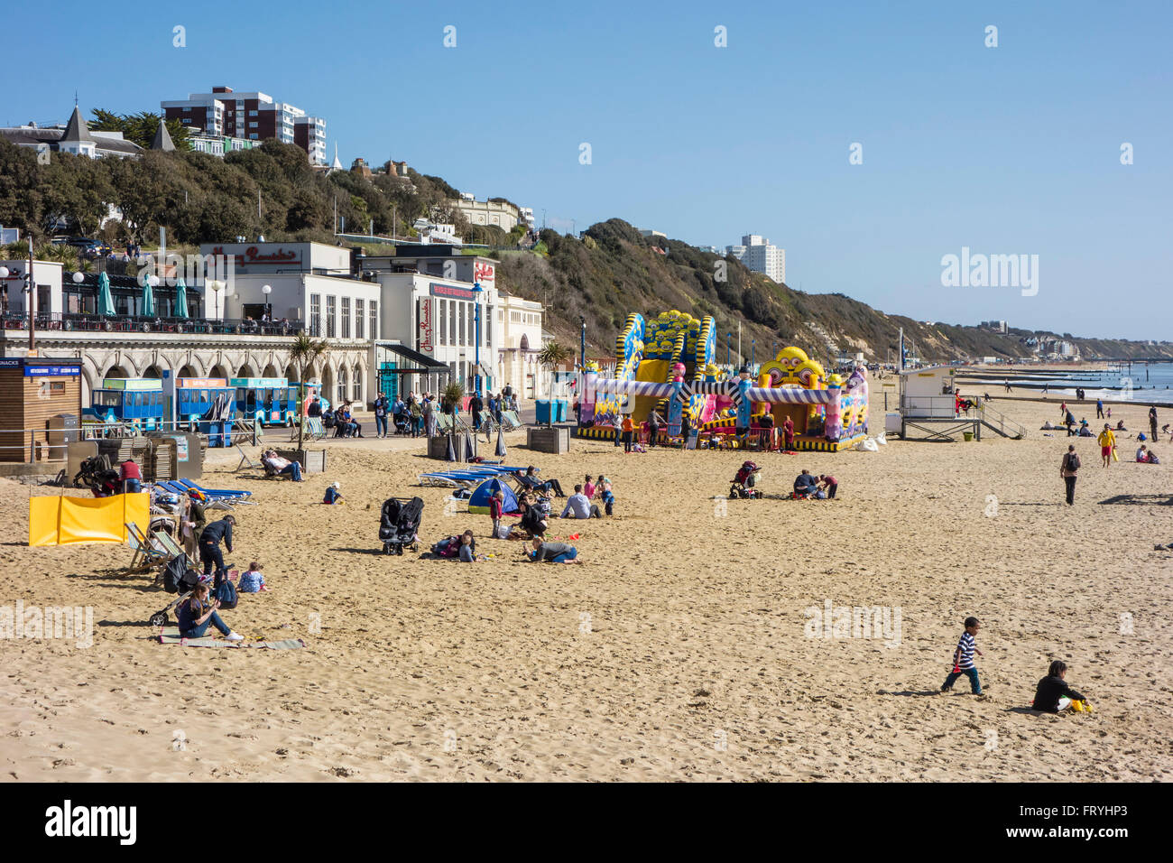 Spiaggia a Est di sabbia e scogliere a Bournemouth Dorset, England, Regno Unito Foto Stock