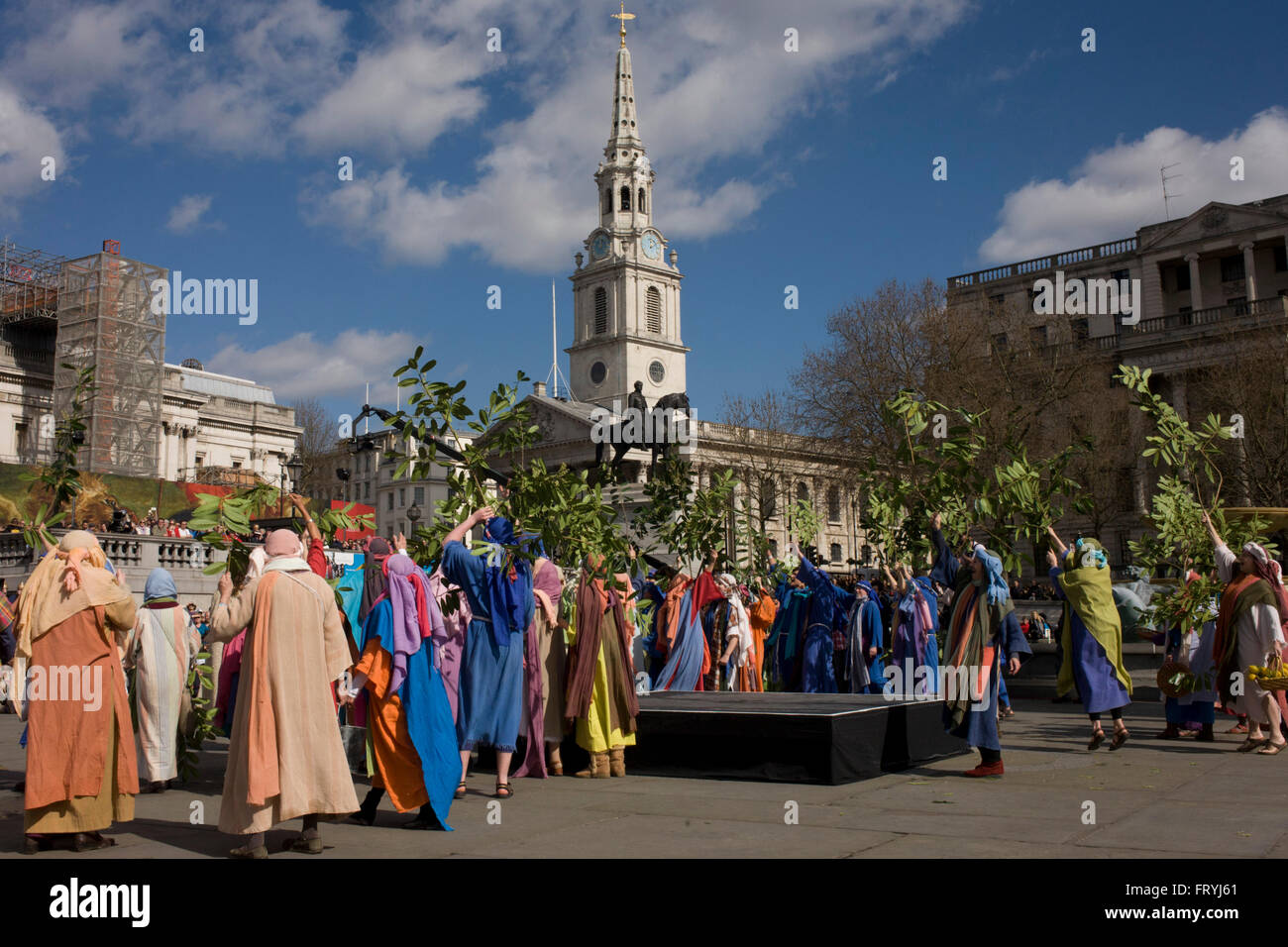 Londra, Regno Unito. 25 marzo, 2016. La passione di Gesù è eseguita a Londra in Trafalgar Square da membri di Wintershall fiducia. Ha svolto annualmente il Venerdì Santo si celebra la crocifissione e la risurrezione di Gesù Cristo. Il cast di re-decreta il cristiano storia biblica per un pubblico di migliaia di persone e il personaggio principale è svolto da attore professionale James Burke-Dunsmore. Credito: RichardBaker/Alamy Live News Foto Stock