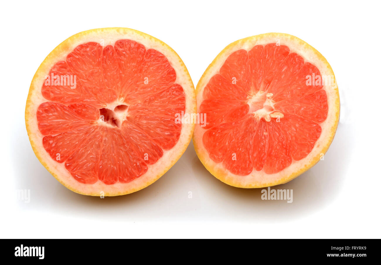 Pompelmo tagliata a metà isolato su sfondo bianco. Uno stile di vita sano immagine. Foto Stock