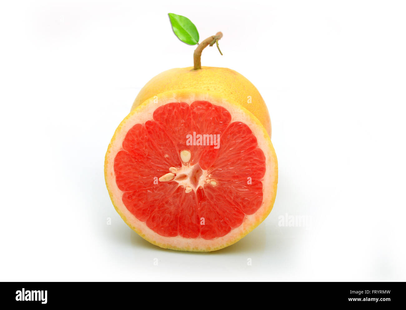 Pompelmo sani con mezzo taglio isolato su sfondo bianco. Foto Stock