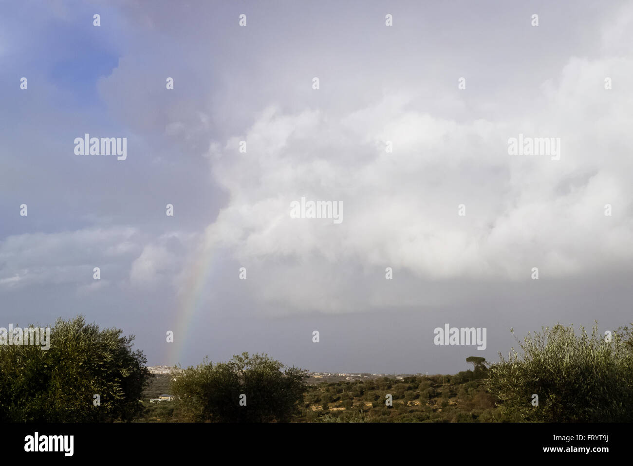Cielo tempestoso con rainbow oltre il paese mediterraneo. Foto Stock