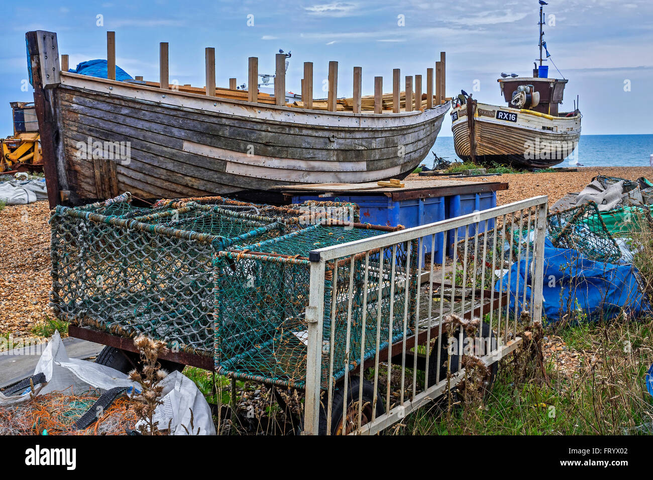 Lobster Pot e barche sulla spiaggia Hastings East Sussex Regno Unito Foto Stock