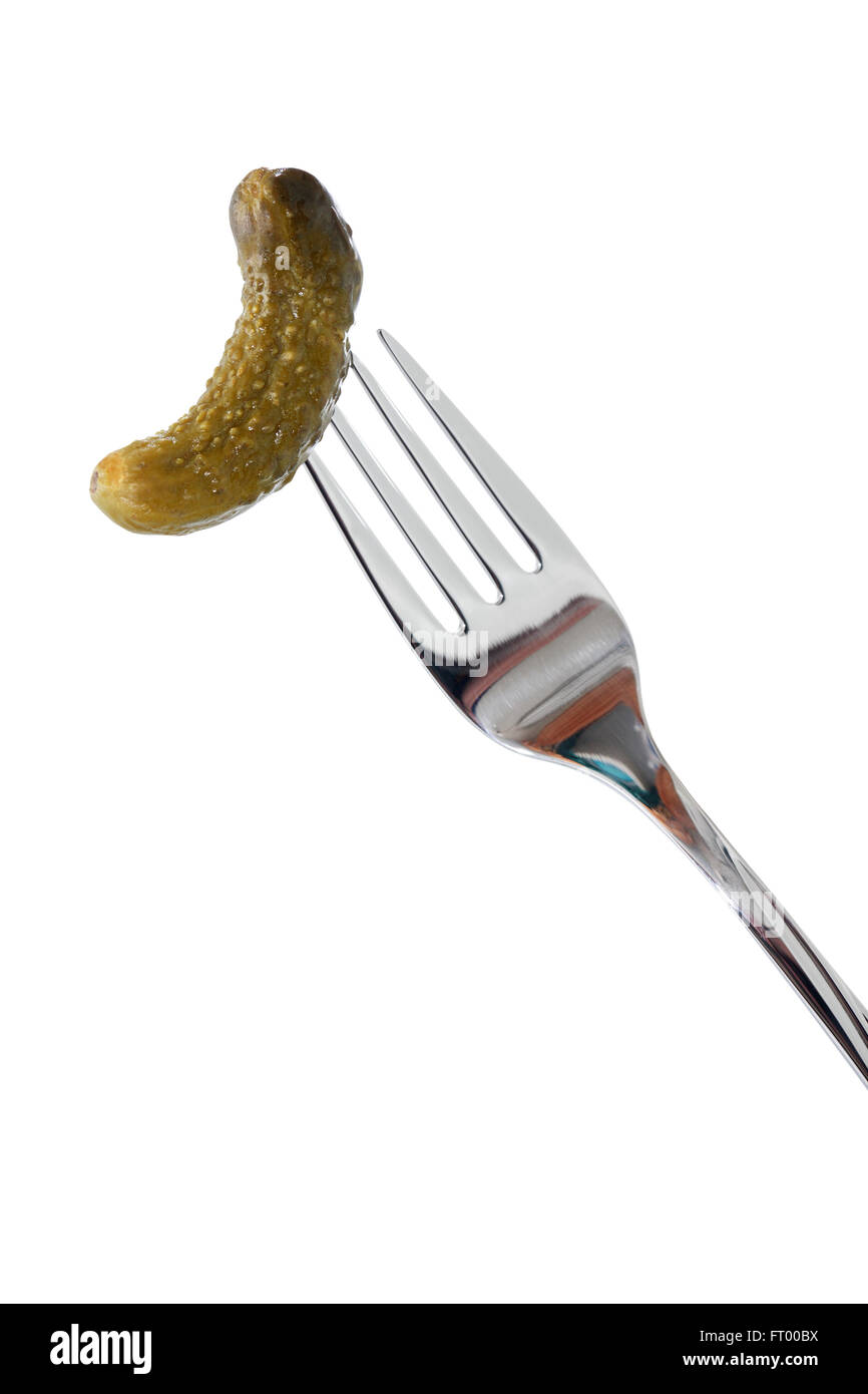 Piccolo cetriolo sottaceto sulla forcella. Isolato su bianco con tracciato di ritaglio Foto Stock