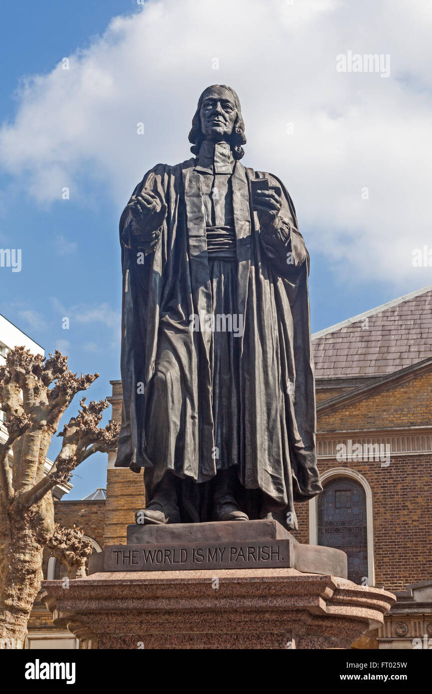 Londra, Islington una statua di John Wesley nel piazzale di Wesley's Chapel in City Road Foto Stock