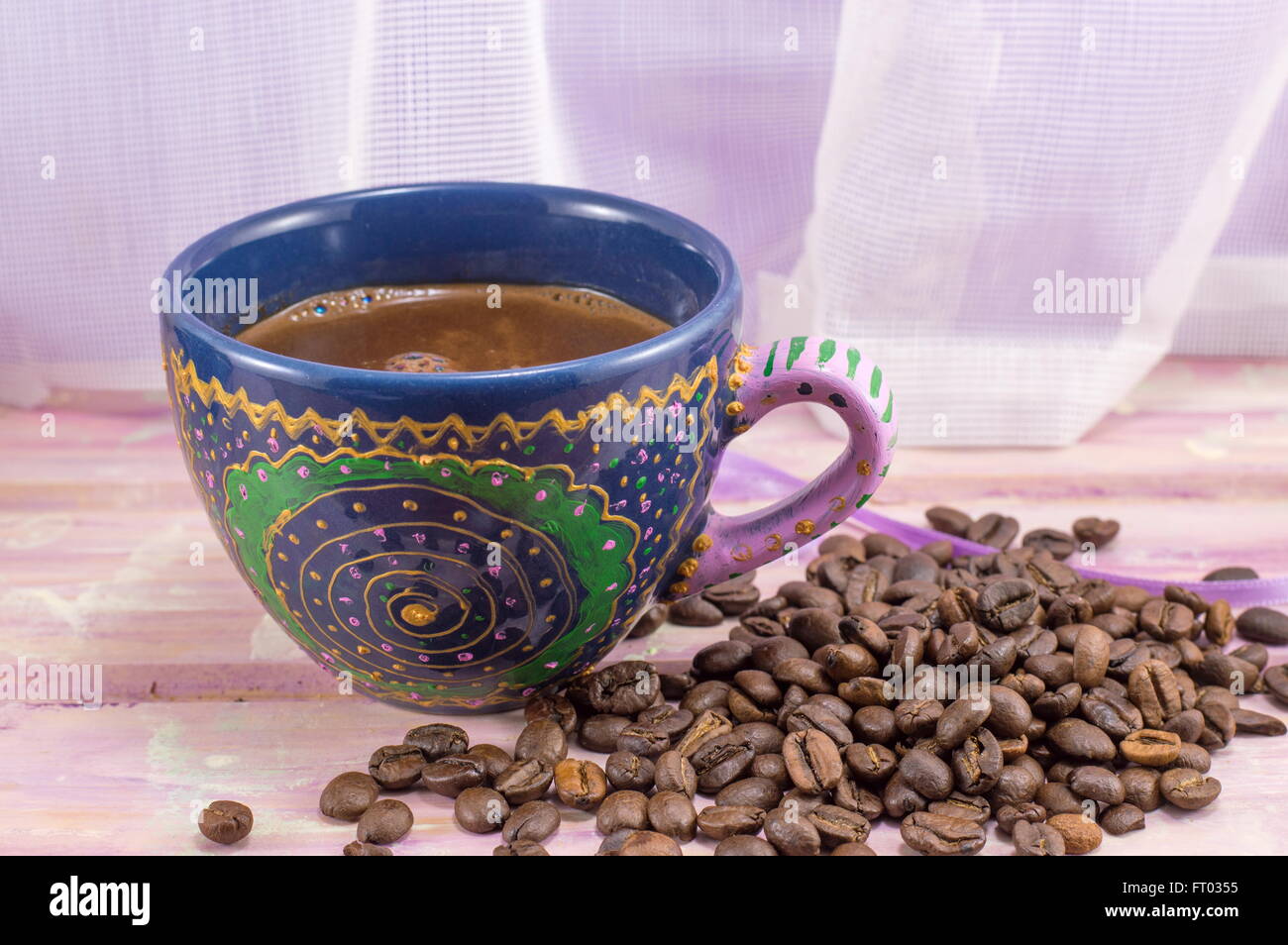 Tazza di caffè e caffè in grani su una tavola di legno Foto Stock