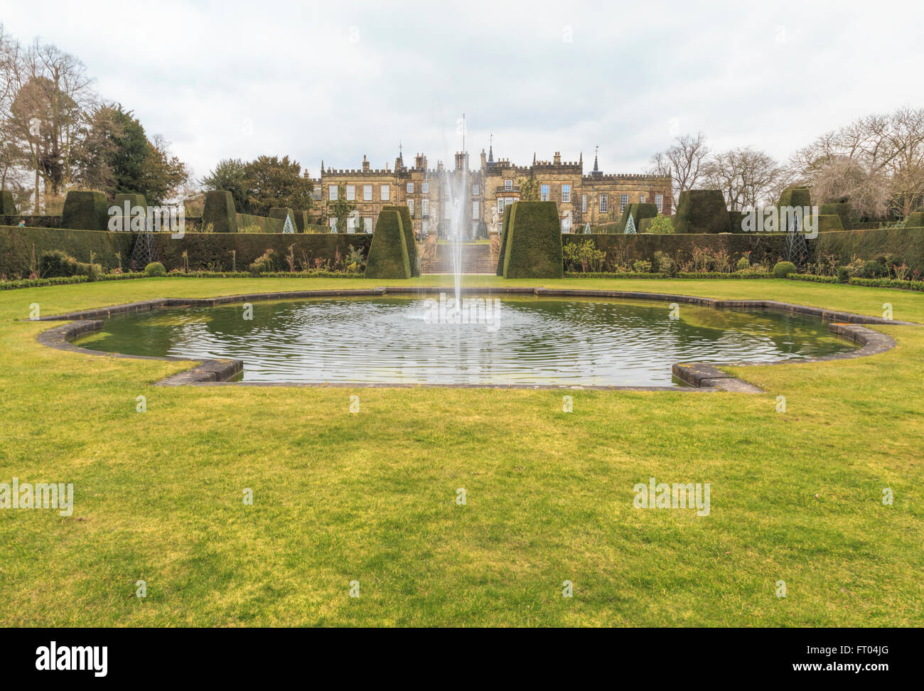 Vista dal giardino Italianamente sulla piscina e Renishaw Hall, una dimora signorile, Eckington, nel Derbyshire, Inghilterra, Regno Unito. Foto Stock