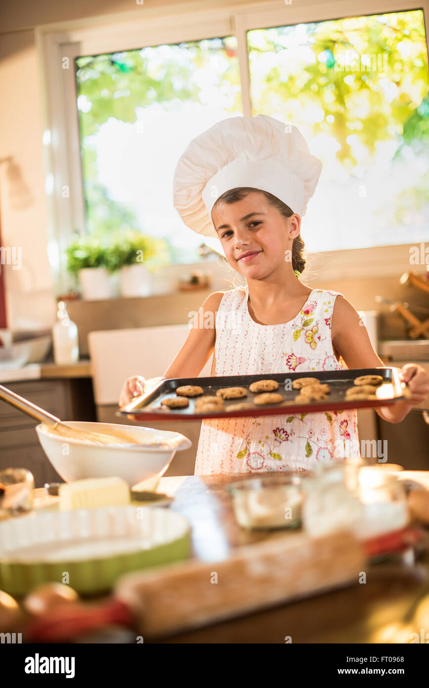 Bianco Cappello Chef Donna Con Gesto Di Guanti E Sorriso - Fotografie stock  e altre immagini di Adulto - iStock