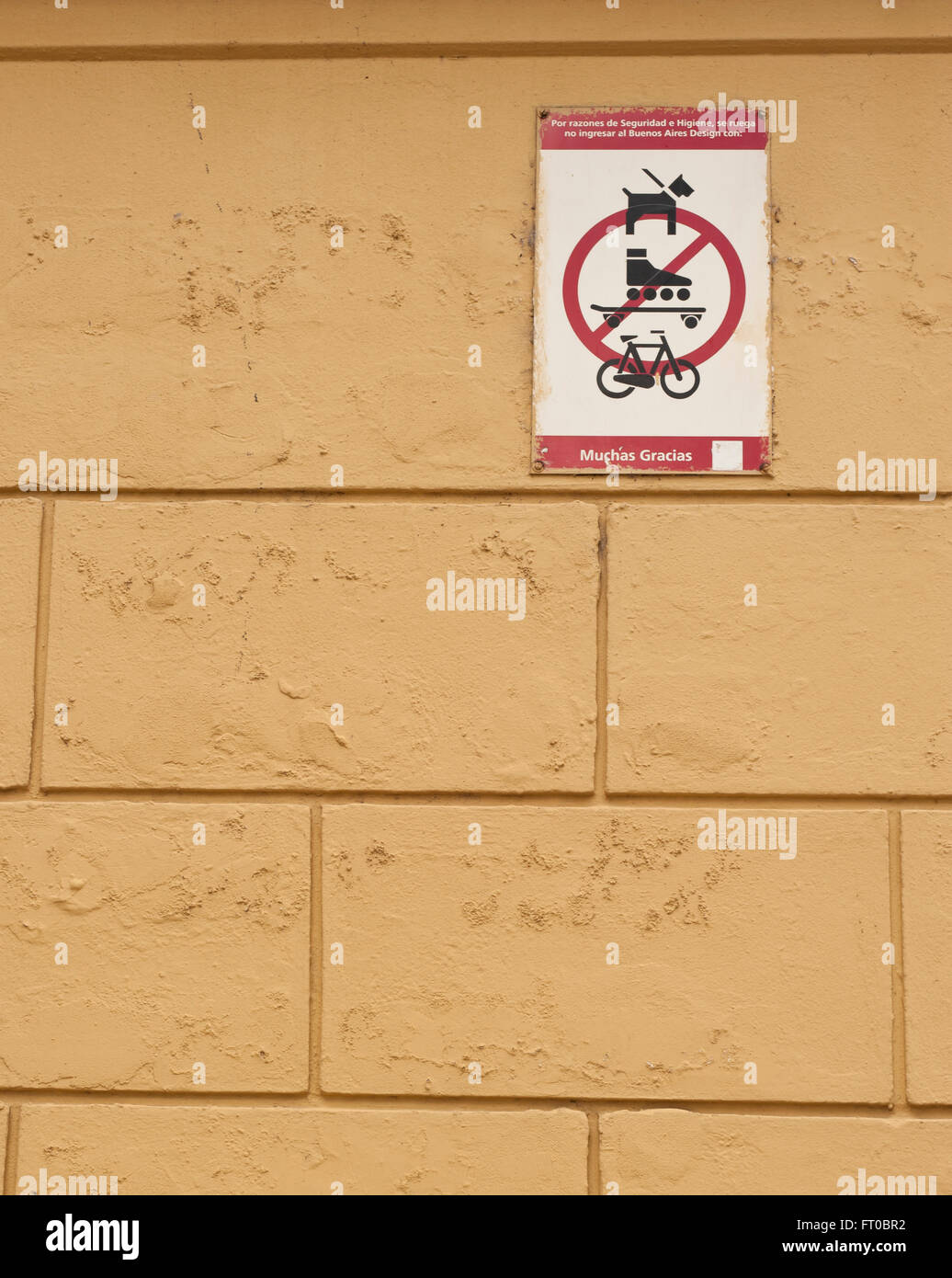 Cane, skate e bici non sono ammessi sul cartello muro, Buenos Aires Foto Stock