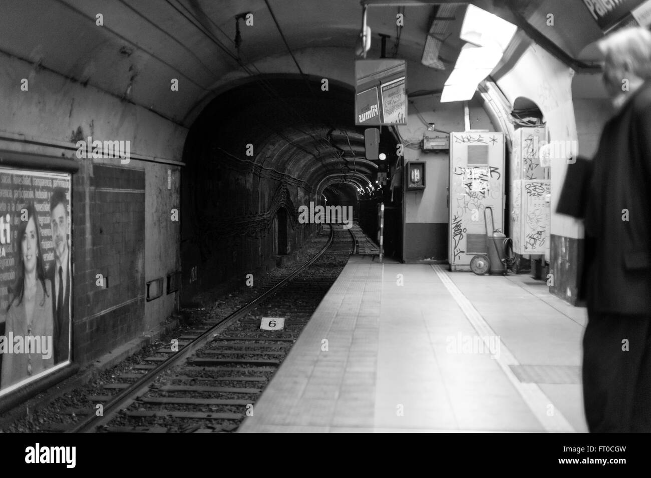 Uomo in attesa di treno, metropolitana Buenos Aires Foto Stock