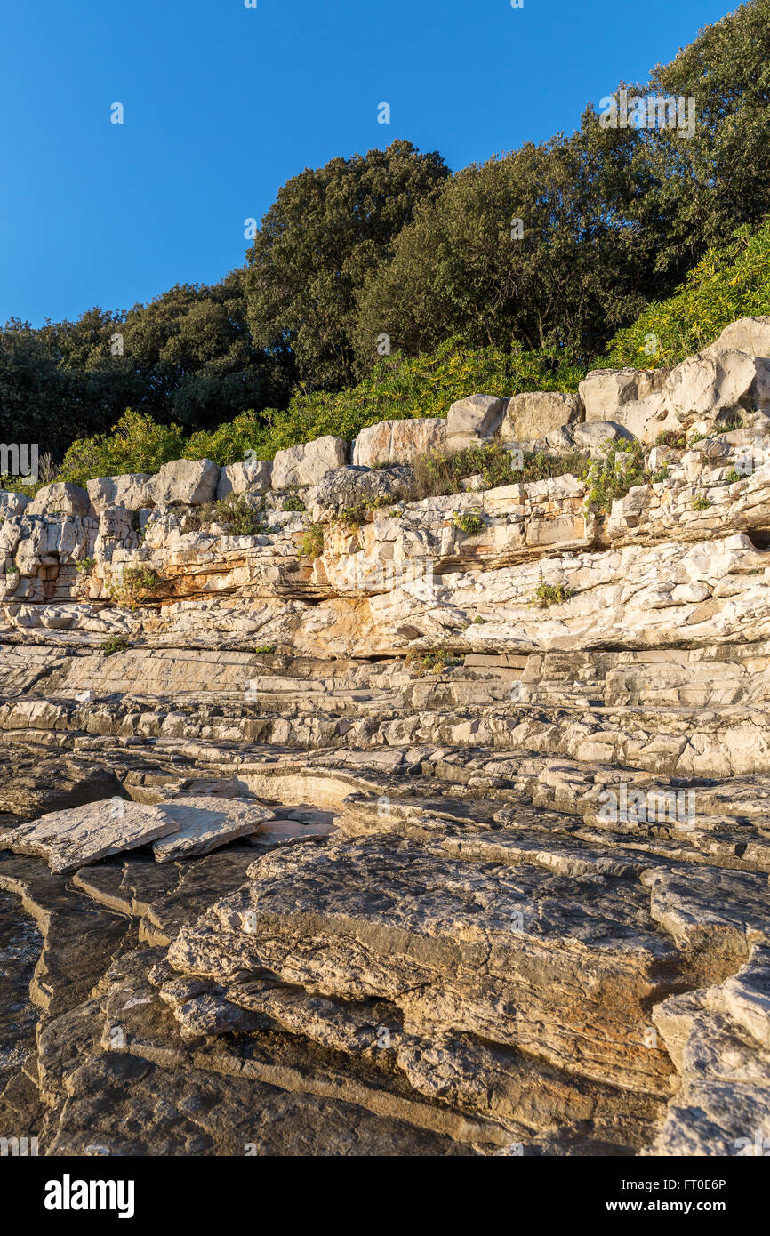 Tramonto sulla spiaggia rocciosa in Istria, Croazia. Solaris summer resort, Mare Adriatico, penisola di Lanterna. Foto Stock