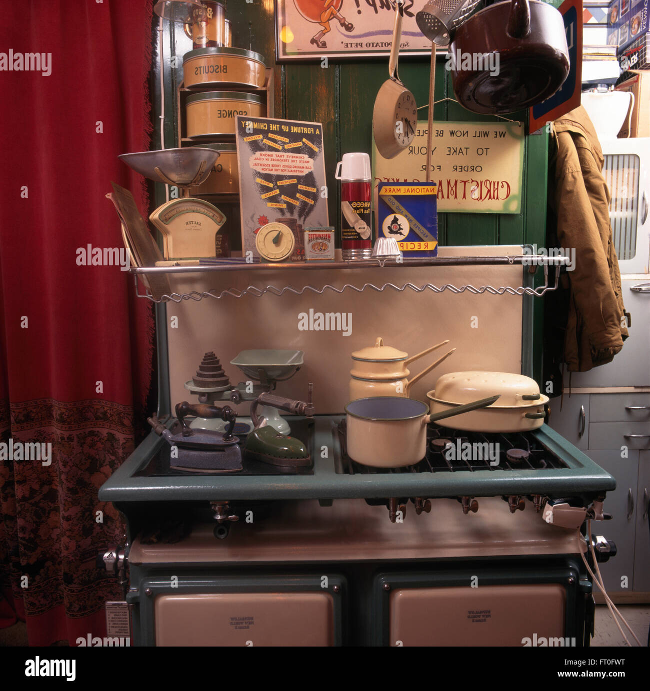 Vintage padelle e scale su fornello a gas negli anni cinquanta la cucina Foto Stock