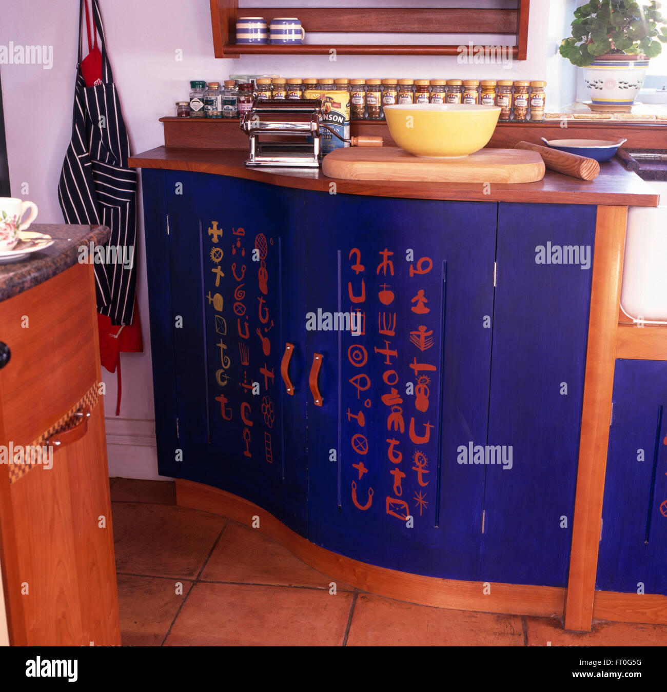 Stile cinese scritte dipinte su porte blu di unità di curva degli anni novanta in cucina Foto Stock