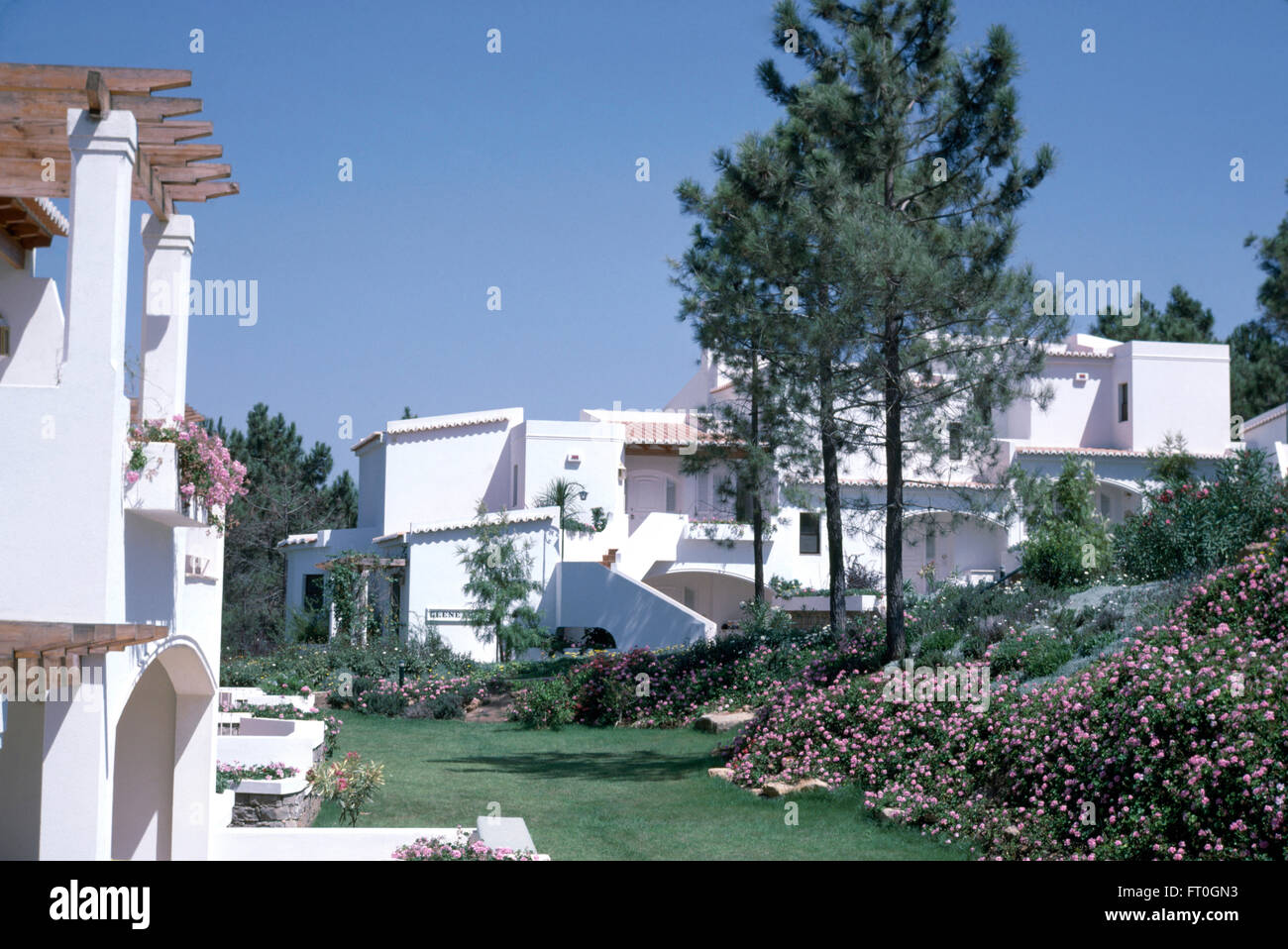 Vista delle ville bianche in spagnolo un villaggio vacanze Foto Stock