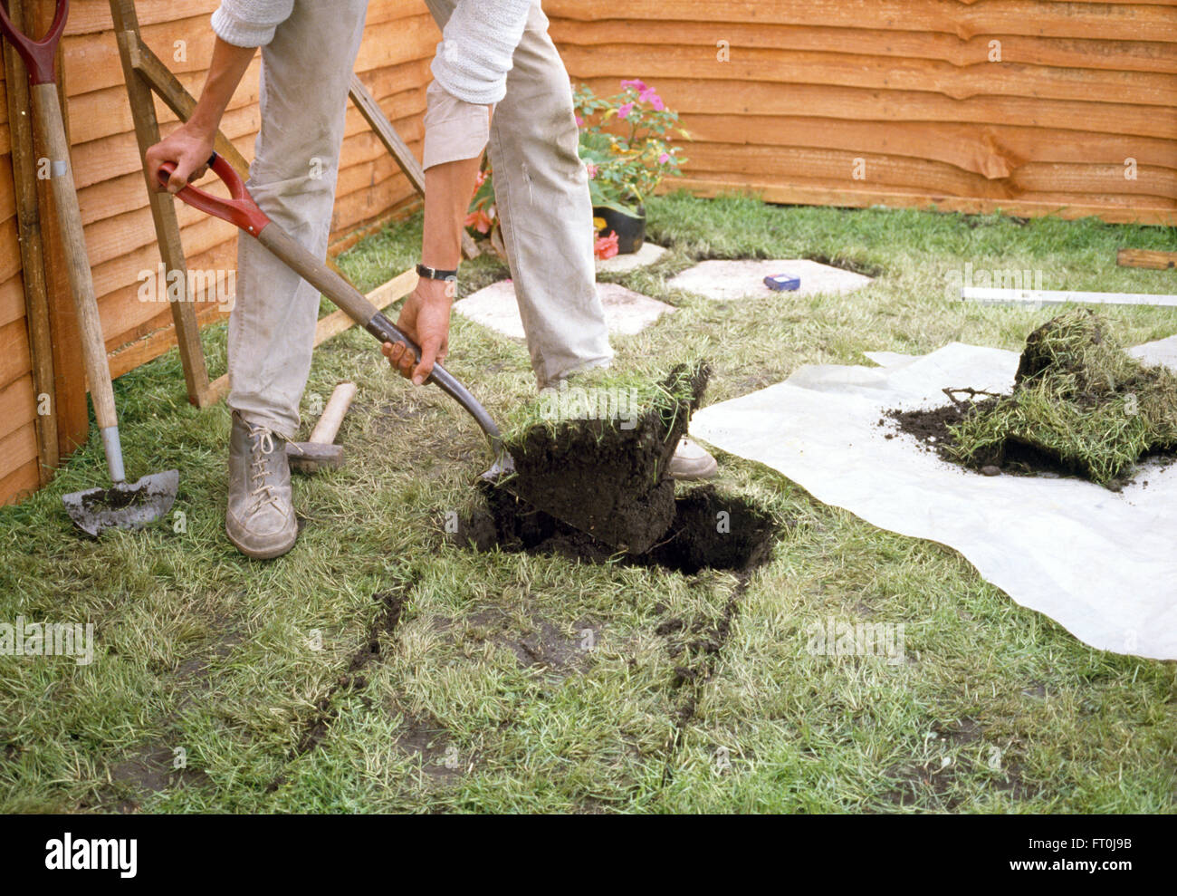 Giardiniere scavo prato per la posa di pavimentazioni per solo uso editoriale Foto Stock