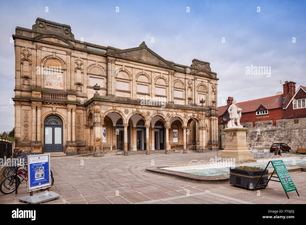 York Galleria d'Arte in Piazza Fiera, York, North Yorkshire, Inghilterra, Regno Unito. Il piazzale antistante è una statua di artista locale William et Foto Stock