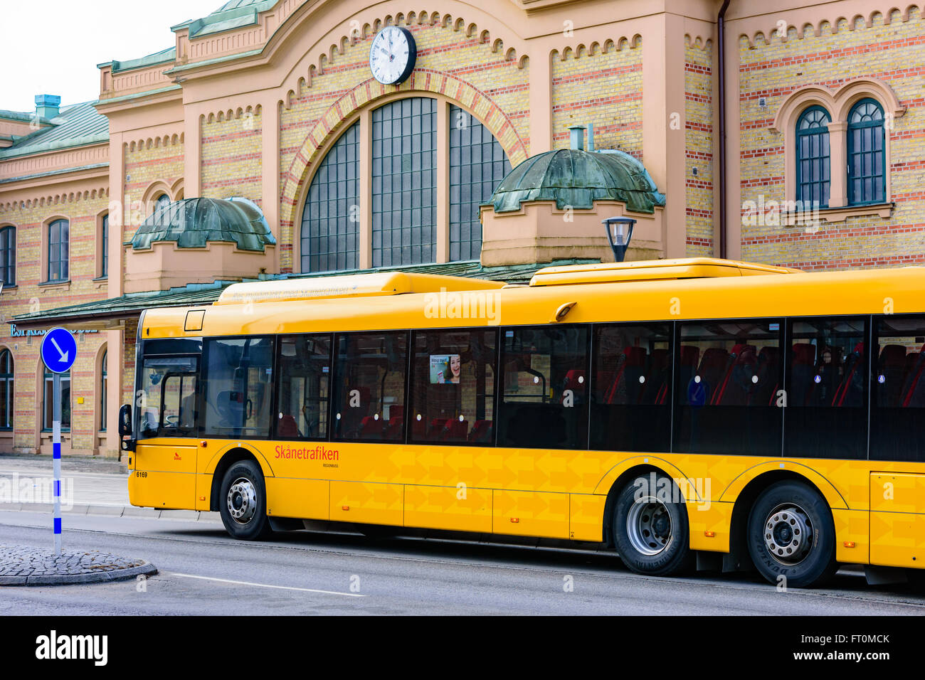 Kristianstad, Svezia - 20 Marzo 2016: un vuoto di autobus gialli da Skanetrafiken unità da fuori della stazione ferroviaria di domenica mor Foto Stock