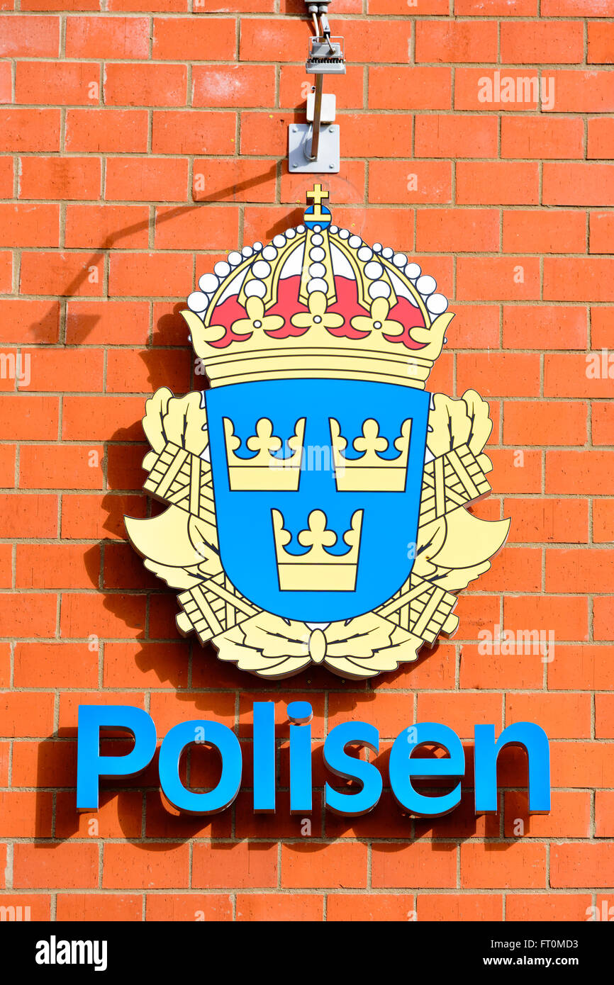 Kristianstad, Svezia - 20 Marzo 2016: la polizia svedese emblema montato su rosso mattone parete della casa della polizia in città. Foto Stock