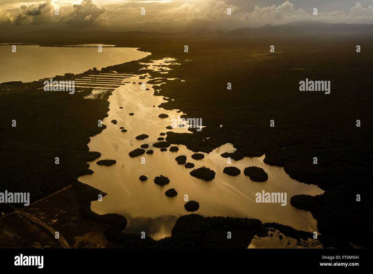 Vista aerea della terra paludosa vicino alla Capitale del Belize Foto Stock