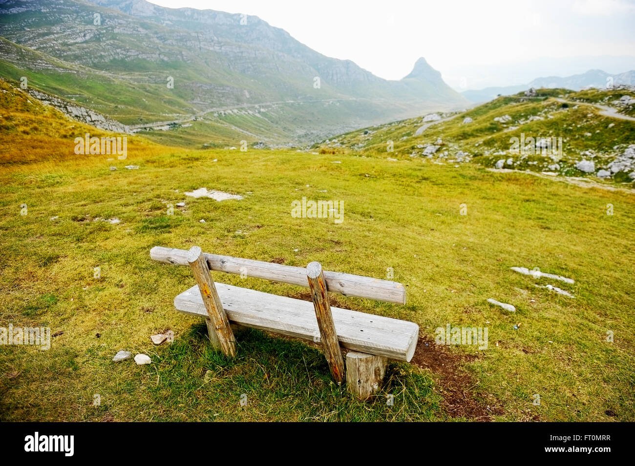 Svuotare panca in legno su Sedlo passano nel Parco Nazionale del Durmitor in Montenegro Foto Stock