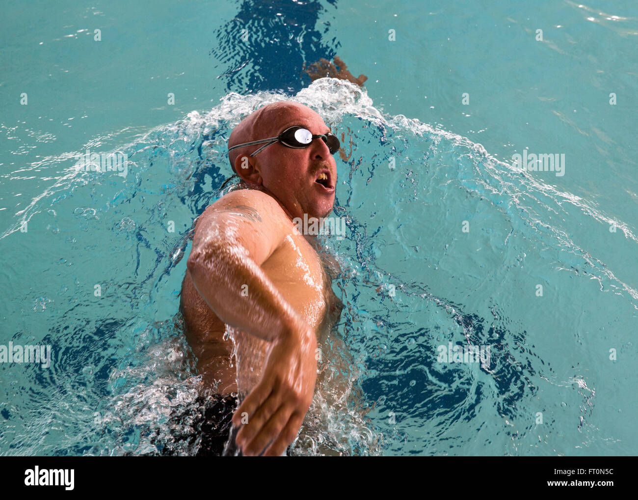 Jack Stanfield, il sergente del corpo dei Marines degli Stati Uniti, gareggia nella pratica del nuoto durante i test del corpo dei Marines del 2016 a Camp Pendleton, California. L'evento supporta marines e veterani feriti, malati e feriti attraverso una competizione atletica. Foto Stock