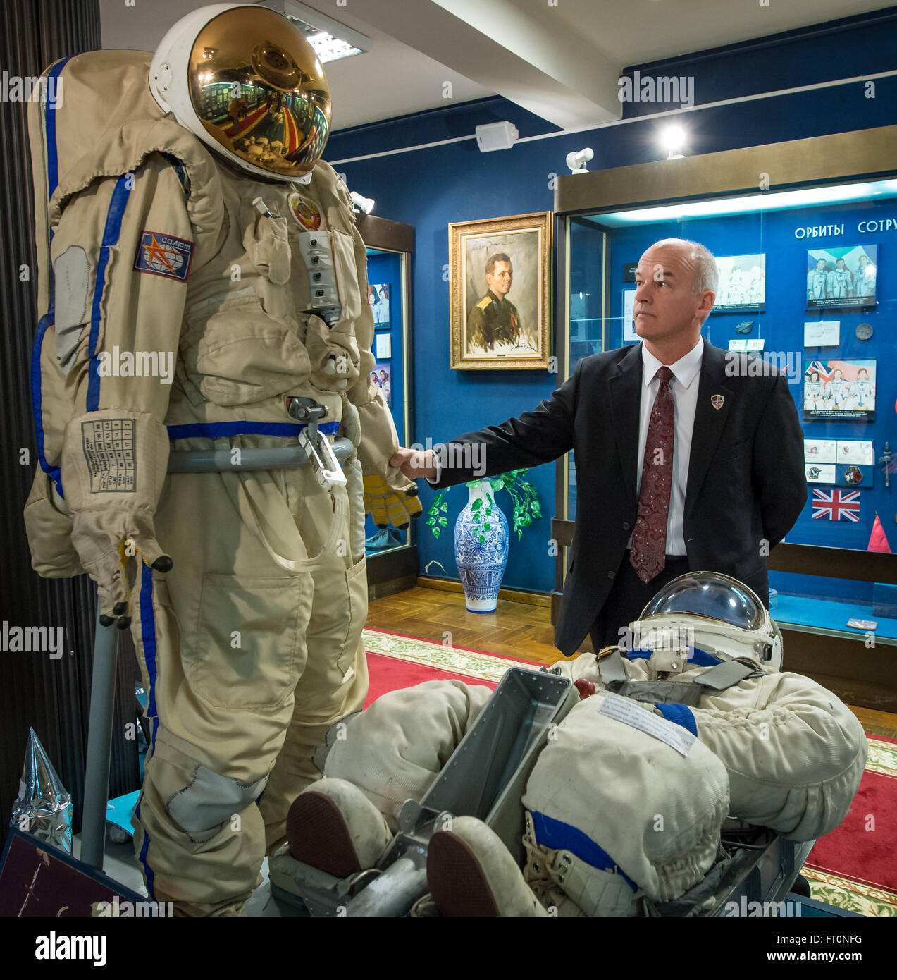 Expedition 47 astronauta della NASA Jeff Williams guarda un russo tuta spaziale durante una visita al Gagarin Cosmonaut Training Center (GCTC) Museo, Venerdì, Febbraio 26, 2016 in Star City, Russia. Photo credit: (NASA/Bill Ingalls) Foto Stock