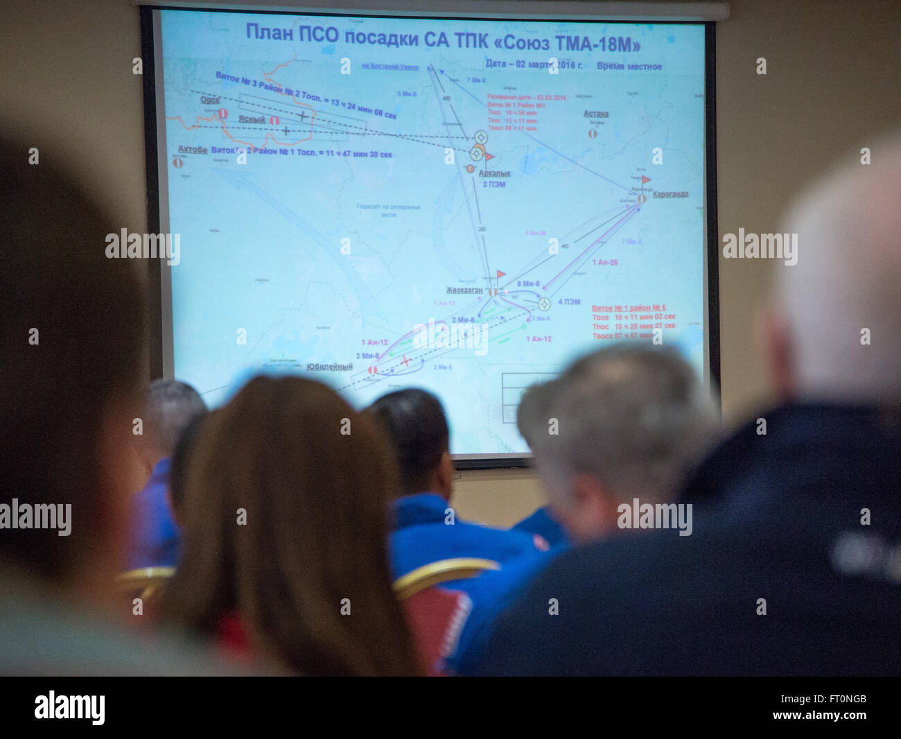 I membri della Federazione di ricerca e le forze di recupero che conducono a un briefing Lunedì, febbraio 29, 2016 a Karaganda, Kazakistan sulla loro disponibilità per lo sbarco di spedizione 46 comandante Scott Kelly della NASA e cosmonauti russi Mikhail Kornienko e Sergey Volkov di Roscosmos che sono pianificati per terra il 2 marzo nel loro Soyuz TMA-18M veicolo spaziale vicino Zhezkazgan, Kazakistan. Kelly e Kornienko sono il completamento di una stazione spaziale internazionale anno record-lunga missione per raccogliere dati preziosi sull'effetto di lunga durata di assenza di peso sul corpo umano che sarà utilizzata per formulare una missione umana al Mar Foto Stock