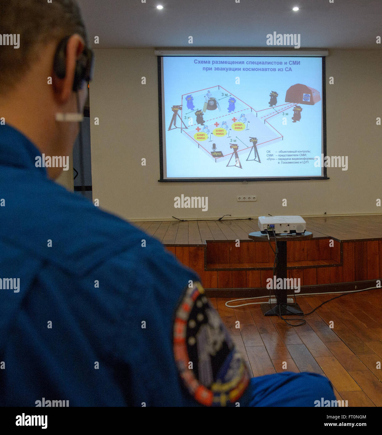 I membri della Federazione di ricerca e le forze di recupero che conducono a un briefing Lunedì, febbraio 29, 2016 a Karaganda, Kazakistan sulla loro disponibilità per lo sbarco di spedizione 46 comandante Scott Kelly della NASA e cosmonauti russi Mikhail Kornienko e Sergey Volkov di Roscosmos che sono pianificati per terra il 2 marzo nel loro Soyuz TMA-18M veicolo spaziale vicino Zhezkazgan, Kazakistan. Kelly e Kornienko sono il completamento di una stazione spaziale internazionale anno record-lunga missione per raccogliere dati preziosi sull'effetto di lunga durata di assenza di peso sul corpo umano che sarà utilizzata per formulare una missione umana al Mar Foto Stock