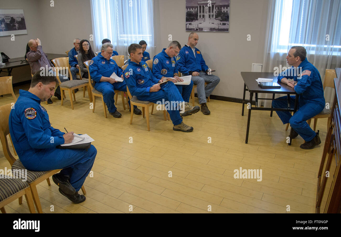 Il team della Expedition 46 della NASA ha tenuto un briefing a Karaganda, in Kazakistan, il 29 febbraio 2016, prima dell'atterraggio previsto del comandante Scott Kelly, del cosmonauta Mikhail Kornienko e di Sergey Volkov a bordo della Sojuz TMA-18M. La missione segnò la fine di un soggiorno di un anno a bordo della stazione spaziale Internazionale per studiare gli effetti della mancanza di peso di lunga durata sul corpo umano. Foto Stock