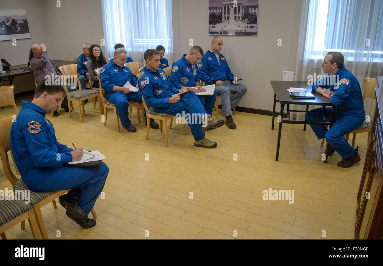 La NASA Expedition 46 sbarco ai membri del team di condurre una sessione di briefing Lunedì, febbraio 29, 2016 a Karaganda, Kazakistan sulla loro disponibilità per lo sbarco di spedizione 46 comandante Scott Kelly della NASA e cosmonauti russi Mikhail Kornienko e Sergey Volkov di Roscosmos che sono pianificati per terra il 2 marzo nel loro Soyuz TMA-18M veicolo spaziale vicino Zhezkazgan, Kazakistan. Kelly e Kornienko sono il completamento di una stazione spaziale internazionale anno record-lunga missione per raccogliere dati preziosi sull'effetto di lunga durata di assenza di peso sul corpo umano che sarà utilizzata per formulare una missione umana su Marte. Volkov Foto Stock