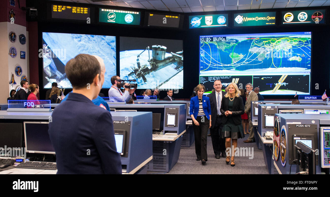 Ellen Ochoa, Direttore della NASA Johnson Space Center a sinistra, Norm Knight, chief, Direttore di volo Office, centro e il dottor Jill Biden, moglie del Vice Presidente Joe Biden, sinistra, sono visibili nella Stazione Spaziale Internazionale di controllo di volo Camera, Mercoledì, 2 marzo 2016 durante un tour della NASA Johnson Space Center a Houston, Texas. Il dott. Biden ha viaggiato a Houston a welcome home astronauta Scott Kelly, che sta tornando a Houston dopo un anno di lunga missione a bordo della Stazione Spaziale Internazionale. Foto Stock