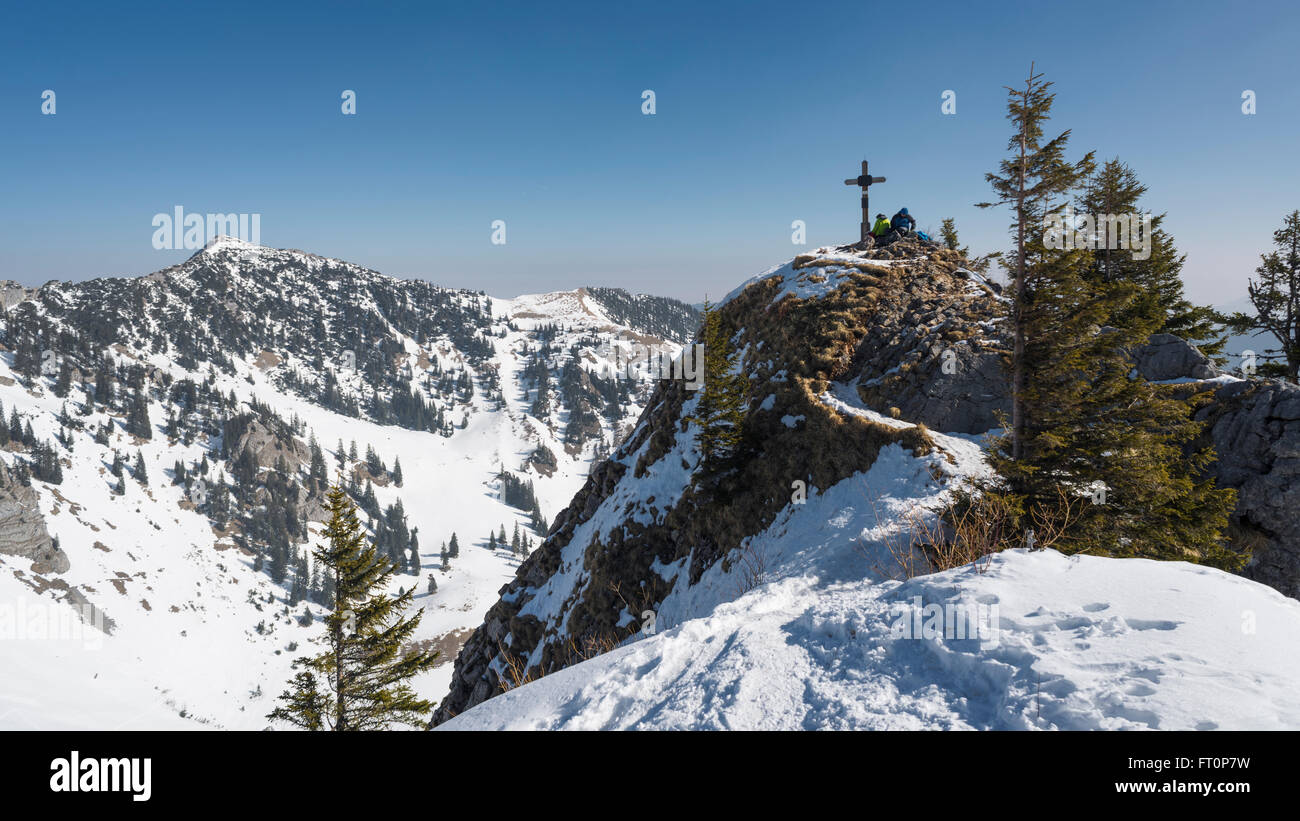 Due persone su un back-country tour di sci in appoggio sul snow-capped vetta del Monte Rauhkopf nelle Alpi Bavaresi, Germania Foto Stock