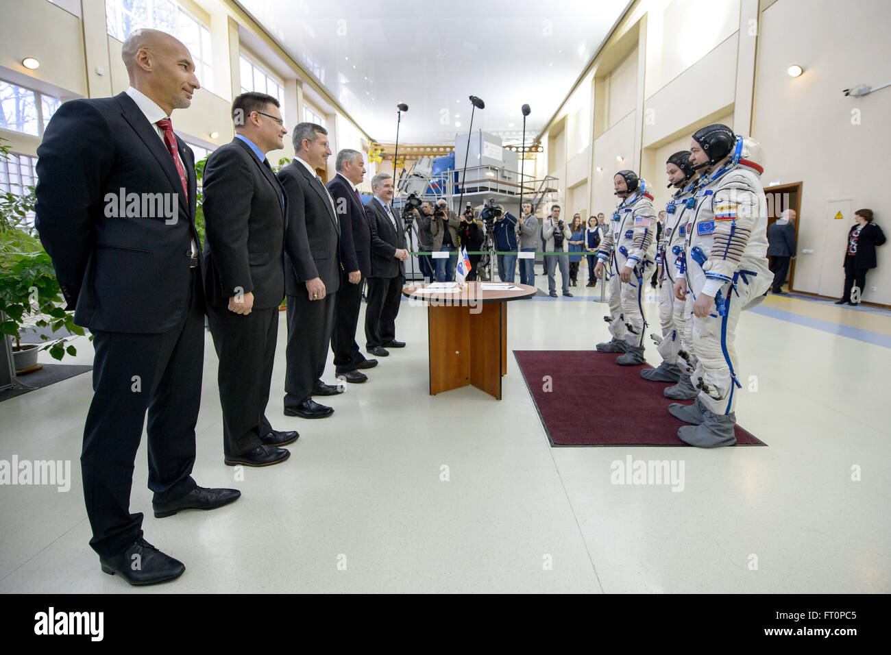 Expedition 47 membri di equipaggio in loro il russo Sokol tute: astronauta della NASA Jeff Williams, sinistra, cosmonauti russi Alexei Ovchinin, centro e Oleg Skripochka di Roscosmos, incontro con l'astronauta dell'ESA Luca Parmitano, sinistra, astronauta della NASA e futuro direttore delle operazioni NASA a Star City Doug Wheelock, astronauta della NASA e direttore delle operazioni NASA a Star City Dan Burbank, Gagarin Cosmonaut Training Center (GCTC) Capo cosmonauta ed esame finale copresidente della commissione Valery Korzun e Esame finale copresidente della commissione Alexander Kalery di energia durante gli equipaggi di Soyuz finale degli esami di qualifica, Thursda Foto Stock