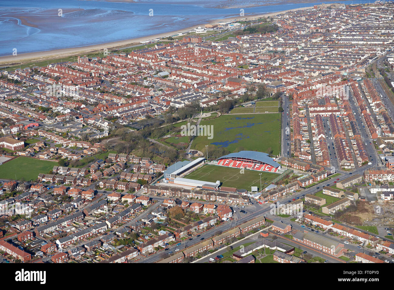 Una veduta aerea di Fleetwood, nel nord ovest dell'Inghilterra, Regno Unito, con Fleetwood di Città del suolo Foto Stock