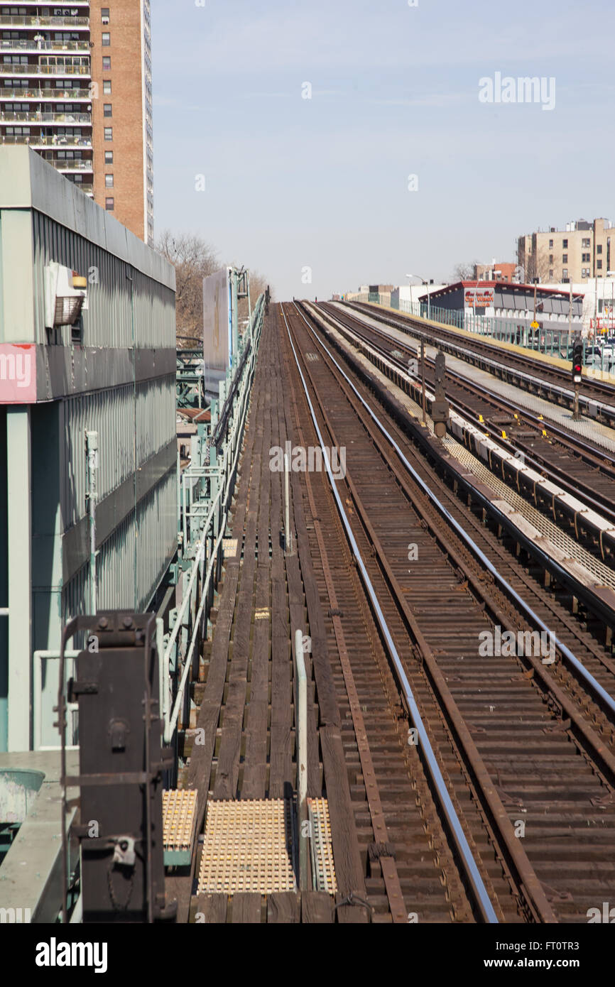 Vecchia metropolitana sopraelevata binari del treno nel Bronx, New York City. Foto Stock