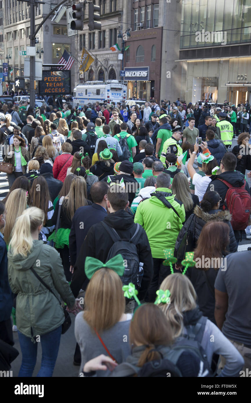 Un mare di gente molti in verde versare sulla 5th Ave. a 42nd Street per l annuale San Patrizio Parade di New York City. Foto Stock