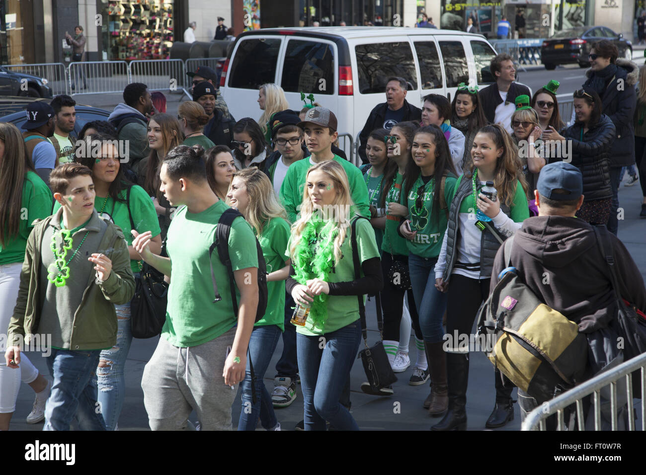 Un mare di gente molti in verde versare sulla 5th Ave. a 42nd Street per l annuale San Patrizio Parade di New York City. Un gruppo di ragazzi tutti in verde a piedi per la parata. Foto Stock