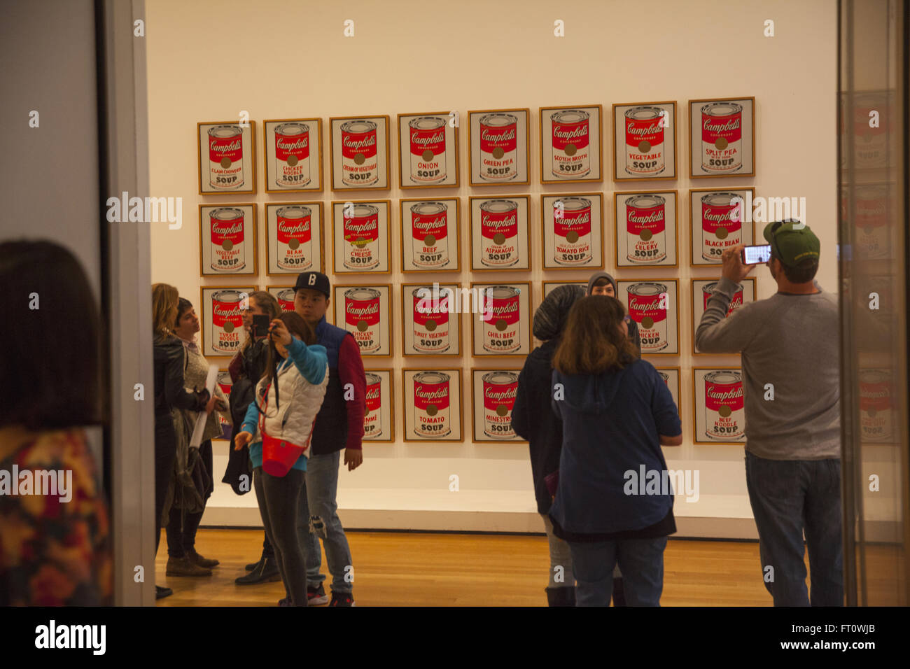 Persone tuning in un Andy Warhol's 1962 Campbell Zuppa del dipinto di lattine. MoMA, New York City Foto Stock