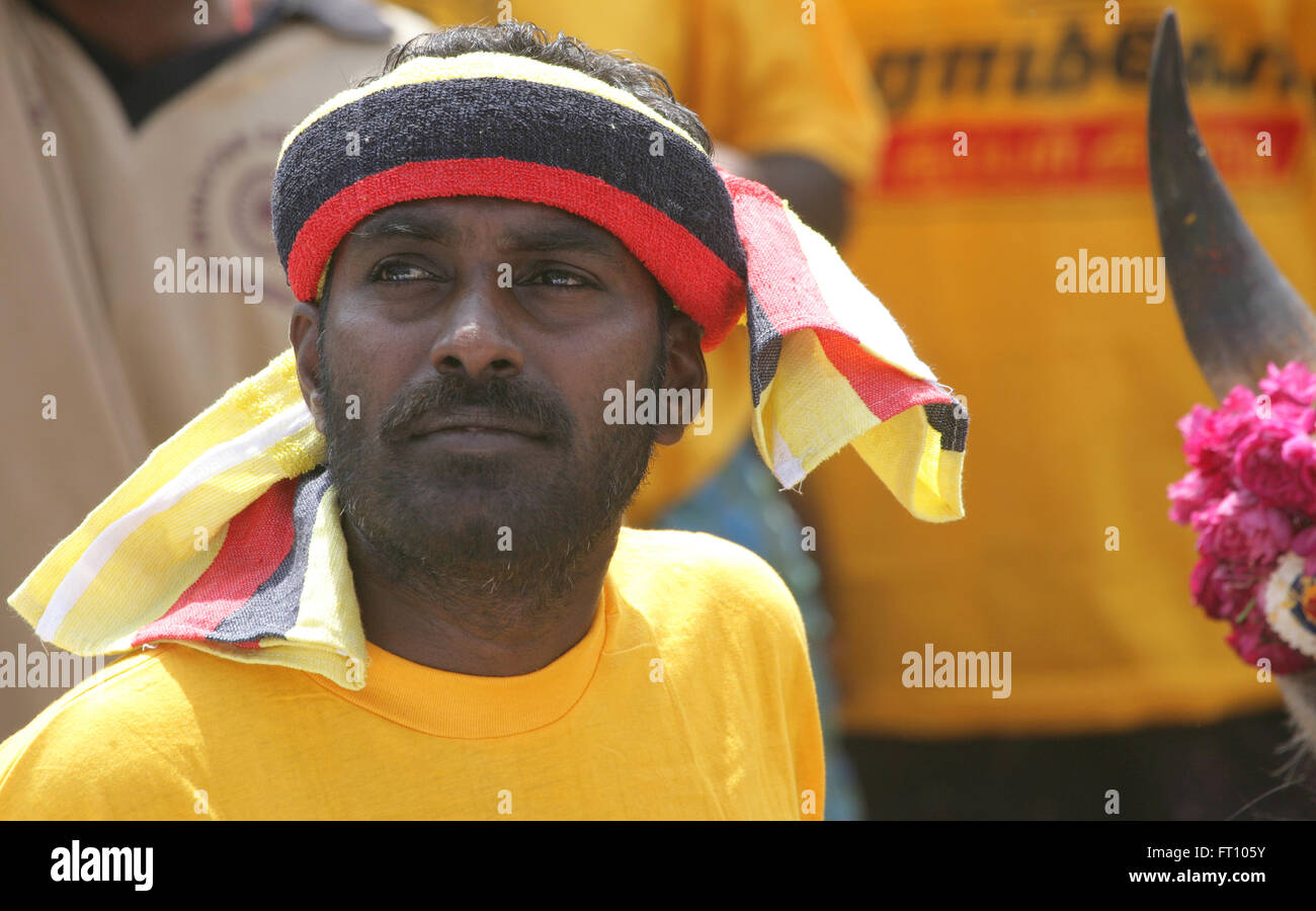 Ritratto di un Jallikattu Bull domatore dei.Jallikattu bull addomesticare durante Pongal festival.Madurai,Tamil Nadu, India.Indian Bull lotta Foto Stock