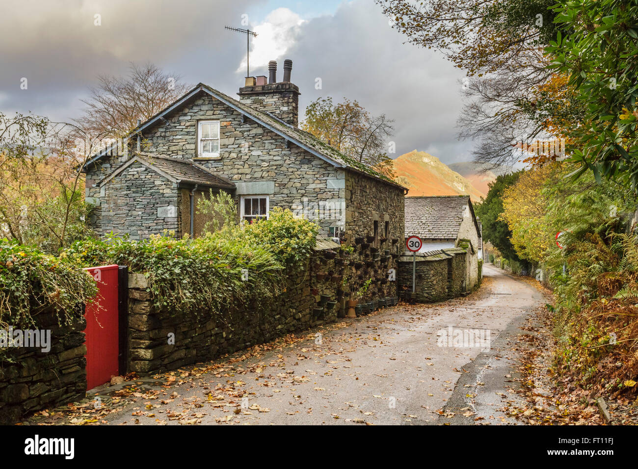 Un viottolo di campagna in autunno, Grasmere nel Distretto del Lago, Cumbria , Inghilterra REGNO UNITO Foto Stock