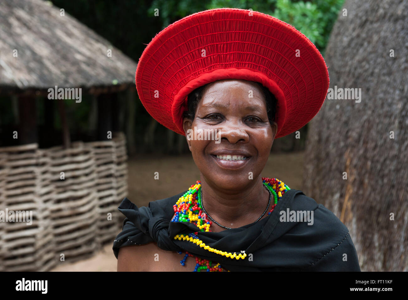 Zulu donna che indossa abiti tradizionali un cappello, vicino a Richards Bay, KwaZulu-Natal, Sud Africa Foto Stock