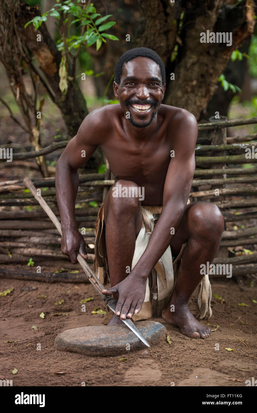 Zulu uomo affilatura di una lancia, vicino a Richards Bay, KwaZulu-Natal, Sud Africa Foto Stock
