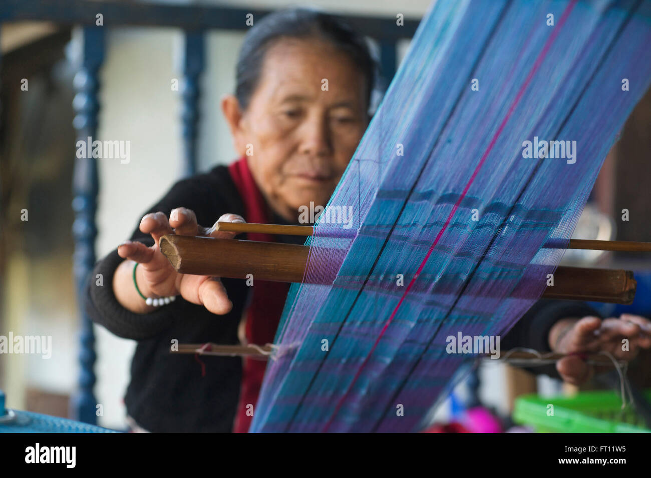 Anziana donna Palaung tessitura vicino a Kyaing Tong, Kentung, Stato Shan, MYANMAR Birmania Foto Stock